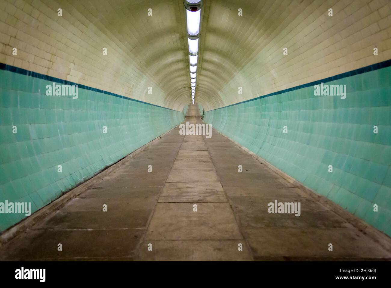 Un vieux tunnel piétonnier, décoré de carreaux ornés Banque D'Images