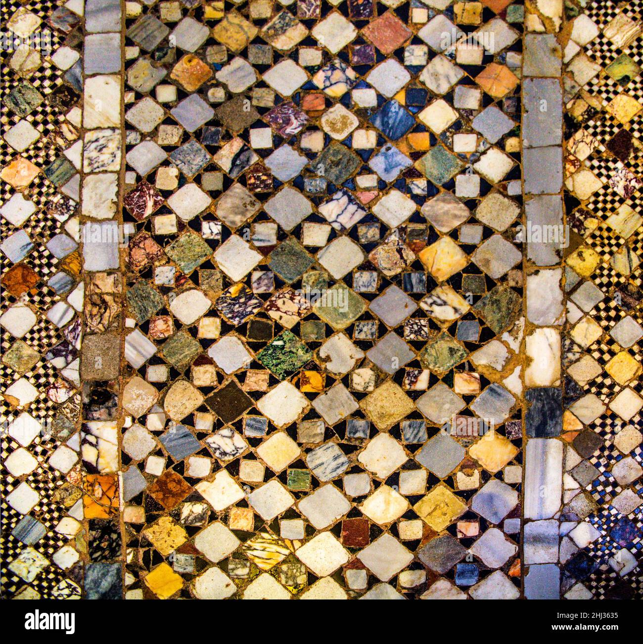 Mosaïques colorées au sol du milieu de la basilique de Santa Maria e Donato, 12th siècle, île de Murano, 7th, célèbre pour son art du verre, Venise Banque D'Images