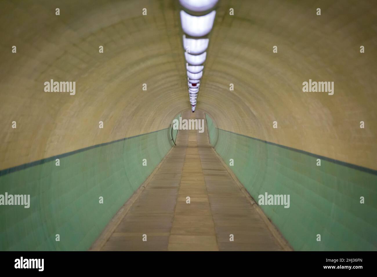 Un vieux tunnel piétonnier, décoré de carreaux ornés Banque D'Images