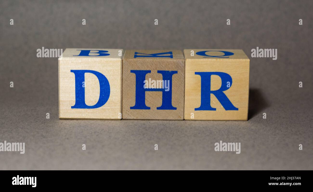 19 janvier 2022.New York, États-Unis.Symbole de stock Ticker de Danaher Corporation DHR fait de cubes en bois sur fond gris. Banque D'Images
