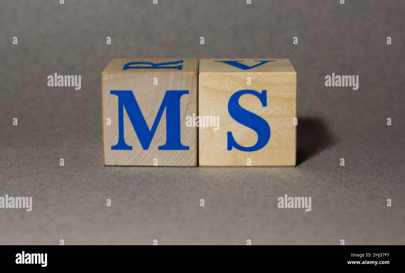 19 janvier 2022.New York, États-Unis.Symbole de stock Ticker de Morgan Stanley MS, en cubes de bois, sur fond gris. Banque D'Images