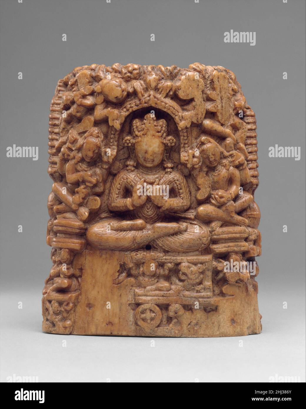 Reliquary(?)Avec des scènes de la vie de Bouddha ca.10th Century India (Jammu & Cachemire, ancien royaume du Cachemire) ou Pakistan ce conteneur a probablement servi de reliquaire bouddhiste.Il y a trois scènes: La première montre la naissance miraculeuse de Siddhartha, le Bouddha historique.Il émerge du côté droit de sa mère, la reine Maya, qui est soutenue par sa sœur, Mahaprajapati.La seconde scène dépeint la tentation de Siddhartha alors qu'il médite à Bodhgaya immédiatement avant d'atteindre l'illumination.La troisième scène est une représentation rare de l'int de Bouddha couronné et joaillier Banque D'Images