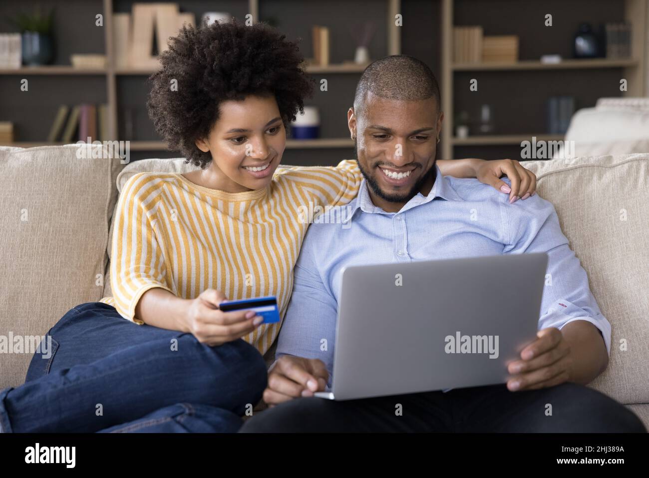 Couple africain achetant des biens sur Internet carte d'utilisation et ordinateur portable Banque D'Images