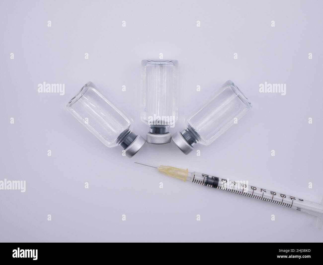 Flacons de vaccin et. Seringue à fond blanc Banque D'Images