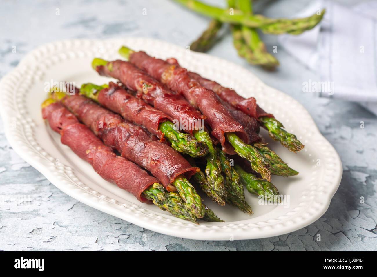 Asperges grillées au bacon (nom turc; Pastirmali kuskonmaz ızgara) Banque D'Images