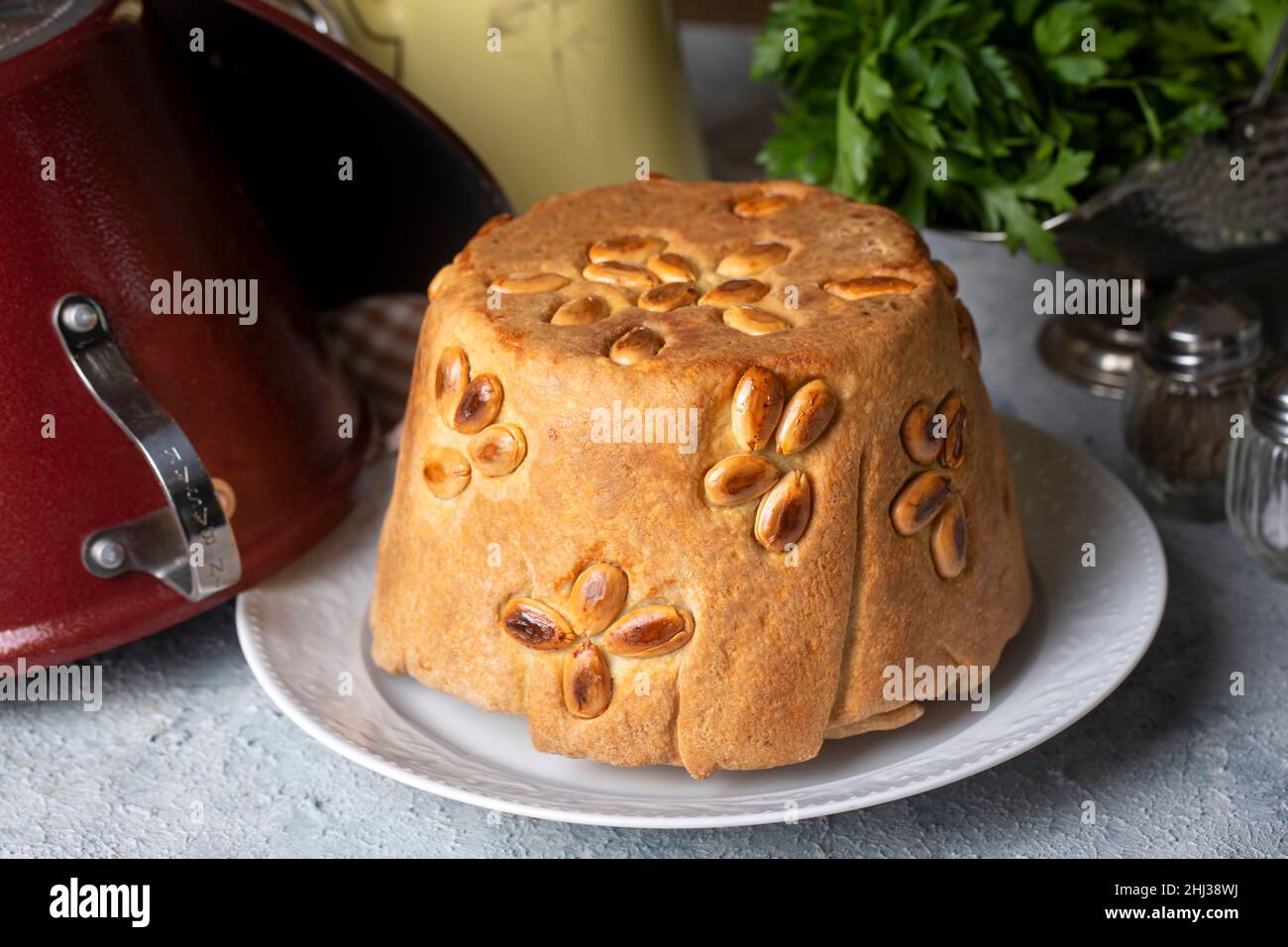 Perde Pilavi turc.Drapez le pilaf avec le poulet, l'amande et le raisin.Un riz local de la région de Siirt (nom turc; Siirt perde pilavi) Banque D'Images