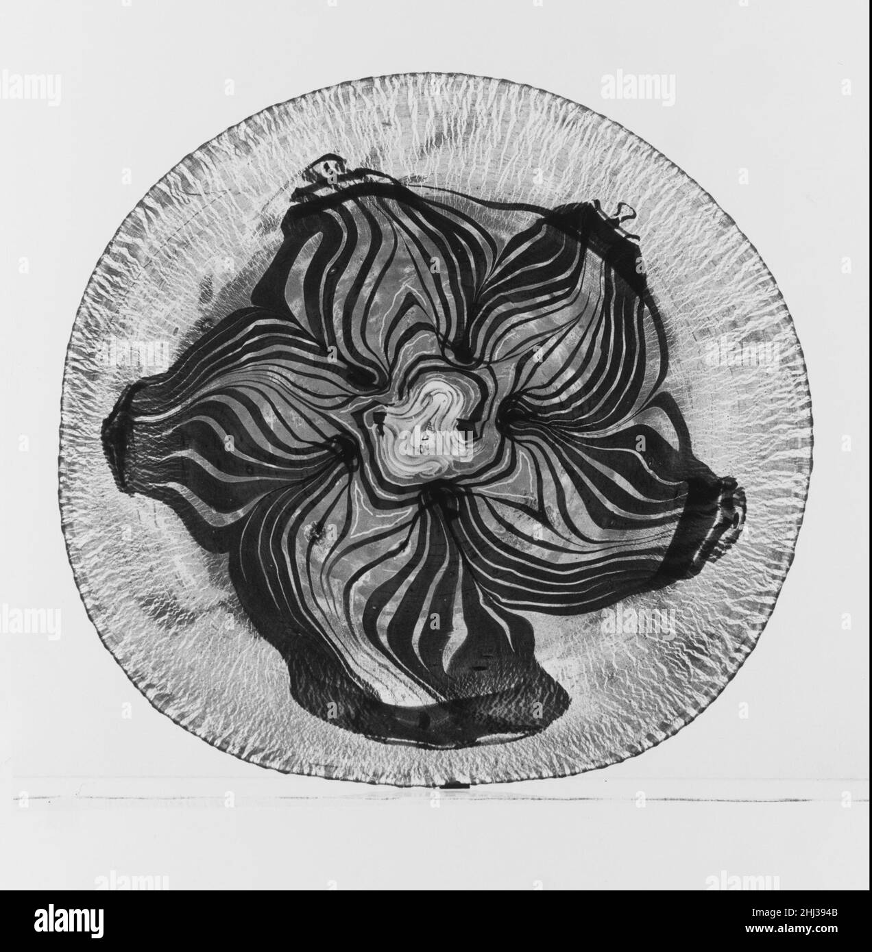 Plaque 1893 conçue par Louis Comfort Tiffany American.Plaque 5911 Banque D'Images