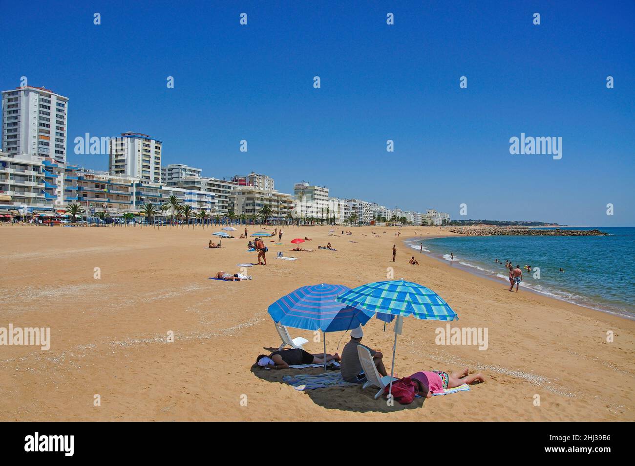 Vue sur la plage et la promenade, Quarteira, région de l'Algarve, Portugal Banque D'Images