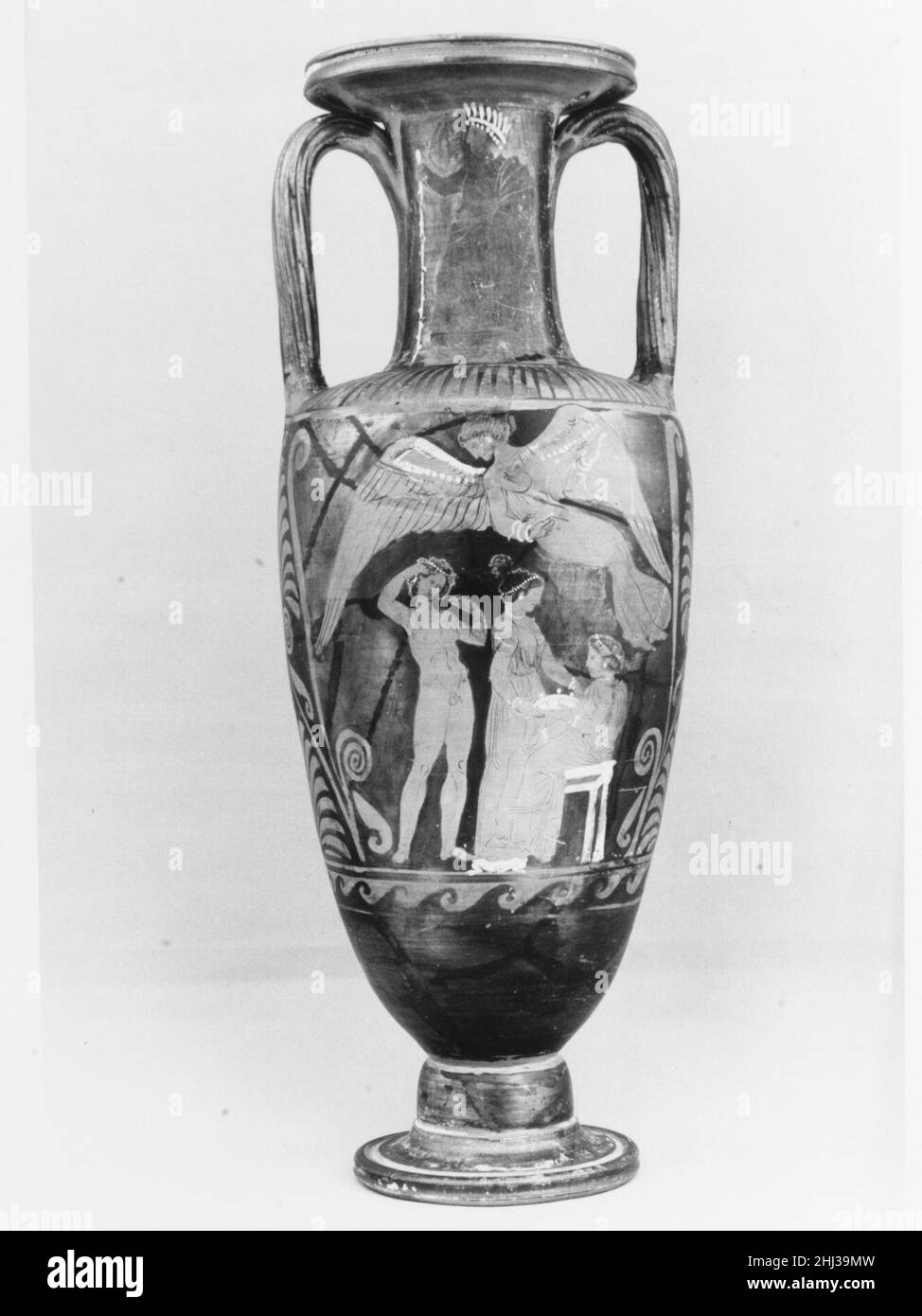 Terre cuite cou-amphora (bocal) ca.330–310 C.-B. attribué à l'artiste-peintre Ixion sur le corps, l'obverse, Hippolytos, l'accompagnateur et Phaidra,Avec un Fury aboveReverse, deux youthsSur le cou, l'arrière et l'arrière, youthLe peintre Ixion s'est inspiré de nombreuses sources, y compris le drame et la mythologie, pour ses vases.La représentation qu'elle représente montre Hippolytos, fils du héros athénien Theseus, et sa belle-mère, Phaidra, assise à droite.Elle est tombée amoureuse de la jeunesse, et quand il a repoussé ses avances, elle s'est tuée, laissant une lettre incriminant Hippolytos.Theseus croyait ses allégations et l'était Banque D'Images