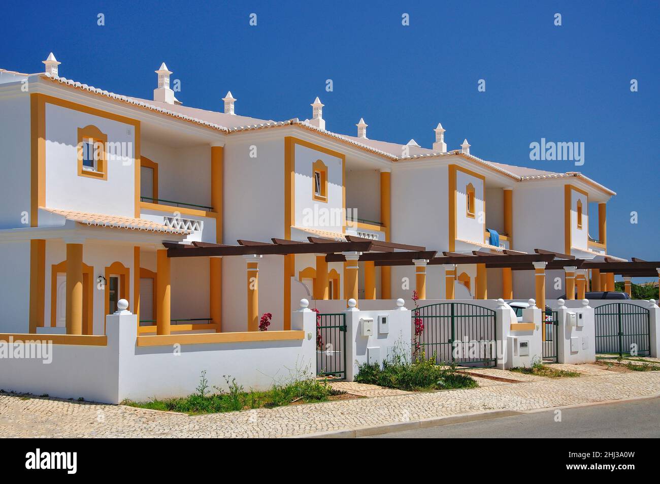 Rangée d'appartements récemment construits, Sagres, région de l'Algarve, Portuga Banque D'Images