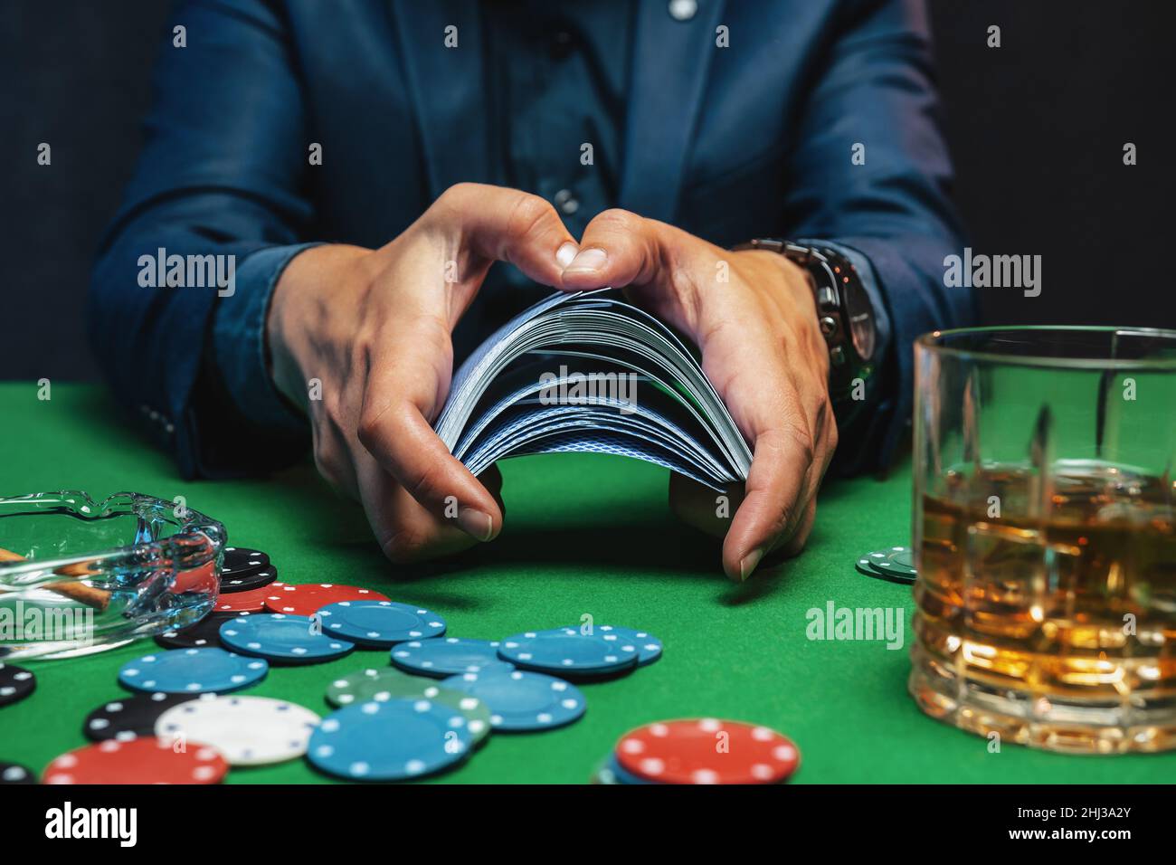 Le joueur de poker joue les cartes de poker dans le casino. Banque D'Images