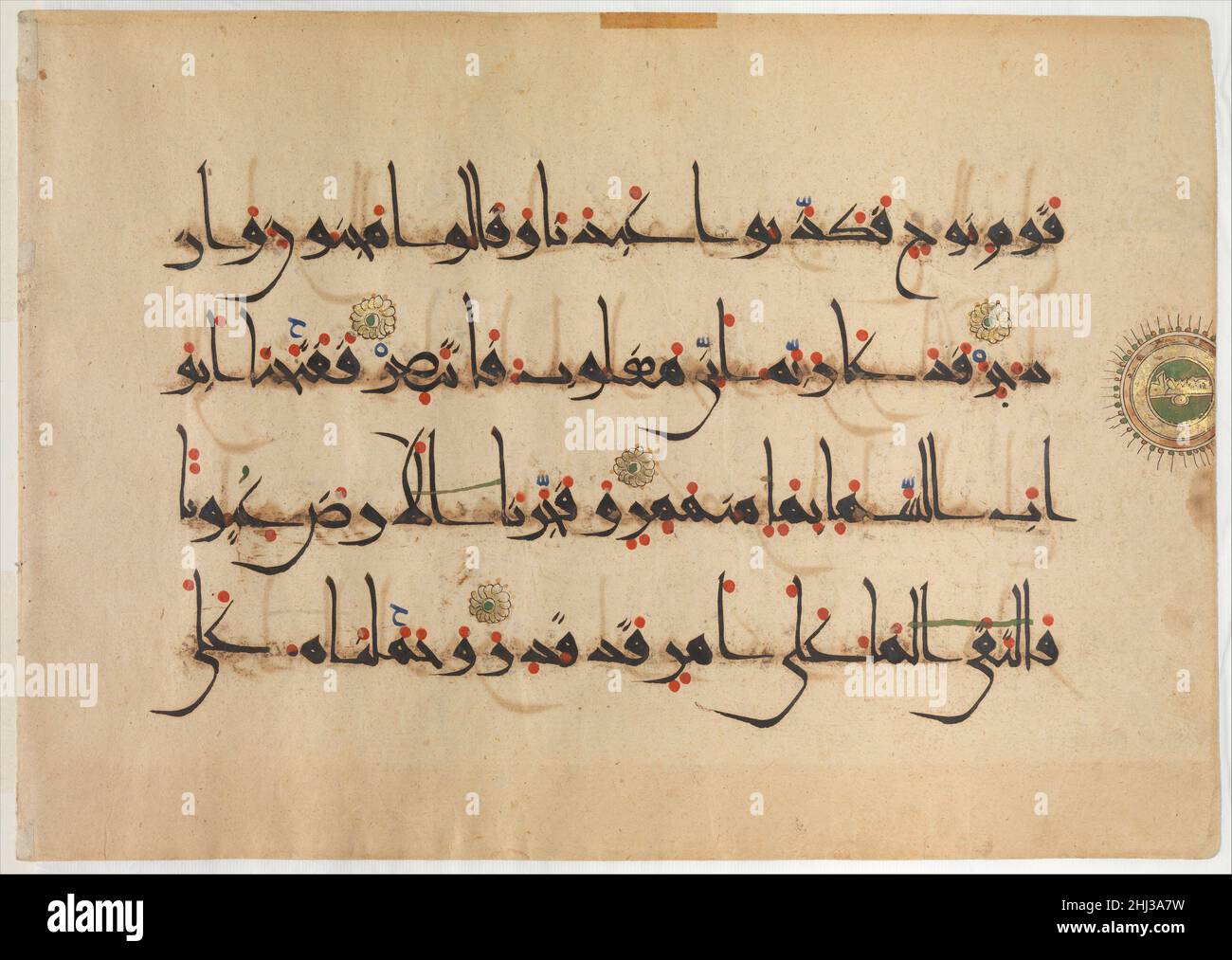 Folios d'un manuscrit Qur'an A.H. 383/A.D.993 les premiers siècles de la copie du Coran ont été témoins d’une succession de changements de styles dans la calligraphie, la décoration et le format du manuscrit.Ce Coran montre beaucoup des changements qui ont lieu dans la période médiévale.Alors que les Qur'ans précédents étaient faits de parchemin et inscrits dans un script kufic relativement simple, ce manuscrit a été créé de papier et d'un script angulaire connu sous le nom de "nouveau style script".Les folios appartiennent au dernier volume d’un manuscrit Qur’an en quatre parties, dont d’autres fournissent la date d’AH Ramadan 383 / AD Octob Banque D'Images