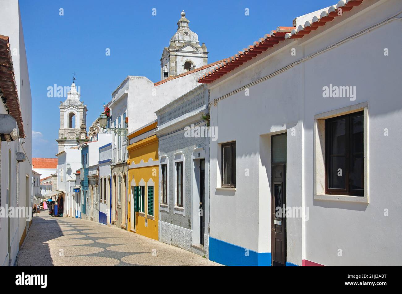 Scène de rue montrant l'église Igreja de Santo Antonio, Lagos, région de l'Algarve, Portugal Banque D'Images