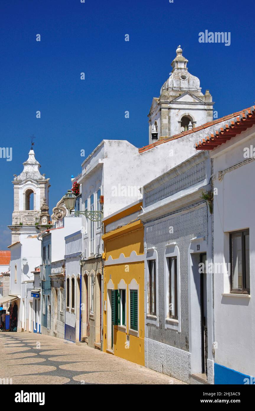 Scène de rue montrant l'église Igreja de Santo Antonio, Lagos, région de l'Algarve, Portugal Banque D'Images