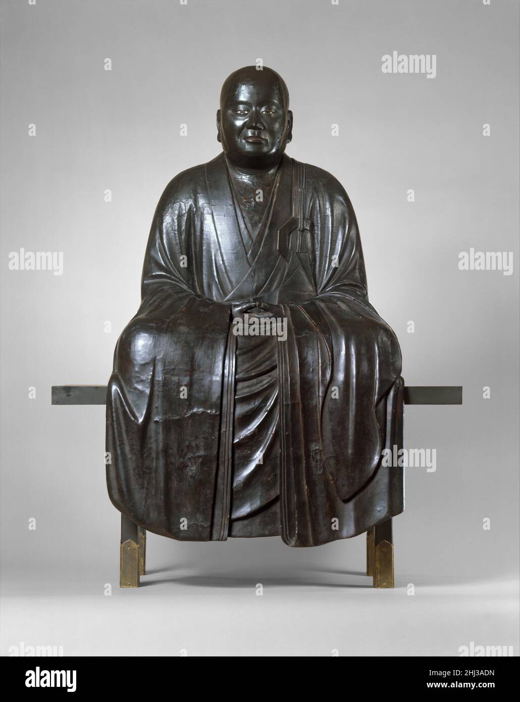 Portrait d'un maître Zen 15th siècle Japon la présence intense d'un maître Zen est réalisée ici par un accent sur le réalisme dans le visage, tandis que le corps, avec ses robes lourdes qui coule sur la chaise, est plus conventionalisé.Les portraits sculptés étaient souvent vénérés dans les quartiers vivants des temples Zen.Là, ils ont fourni un rappel physique du fondateur décédé, qui, dans une chaîne ininterrompue de transmission de maître à disciple, a représenté le lien crucial entre ses disciples et la lignée qui est descendue du Bouddha historique.Cette notion d'enseignement 'de coeur à coeur' sans Banque D'Images Portrait d'un maître Zen 15th siècle Japon la présence intense d'un maître Zen est réalisée ici par un accent sur le réalisme dans le visage, tandis que le corps, avec ses robes lourdes qui coule sur la chaise, est plus conventionalisé.Les portraits sculptés étaient souvent vénérés dans les quartiers vivants des temples Zen.Là, ils ont fourni un rappel physique du fondateur décédé, qui, dans une chaîne ininterrompue de transmission de maître à disciple, a représenté le lien crucial entre ses disciples et la lignée qui est descendue du Bouddha historique.Cette notion d'enseignement 'de coeur à coeur' sans Banque D'Images
