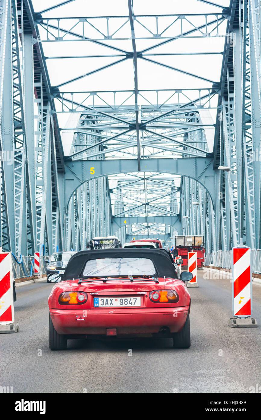 Torun, Pologne - 11 août 2021.Reconstruction du pont Jozef Pilsudski au-dessus de la rivière Wisla en été avec l'ancien rouge Mazda MX5 Miata Banque D'Images