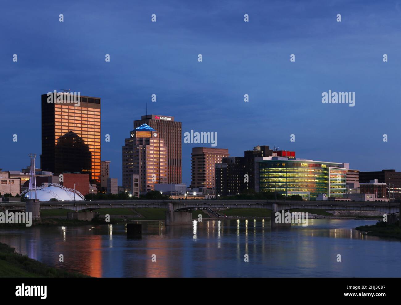 Horizon de Dayton vu le soir depuis le Metropark de Deeds point.Dayton, Ohio, États-Unis. Banque D'Images
