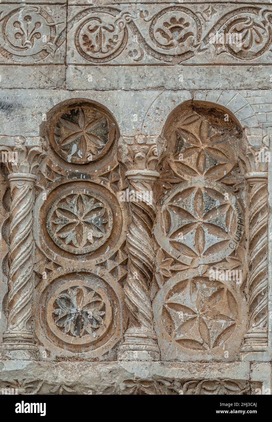Gros plan des ornements médiévaux à la façade de l'église Saint-Pierre, Chiesa San Pietro, Spoleto, Italie Banque D'Images