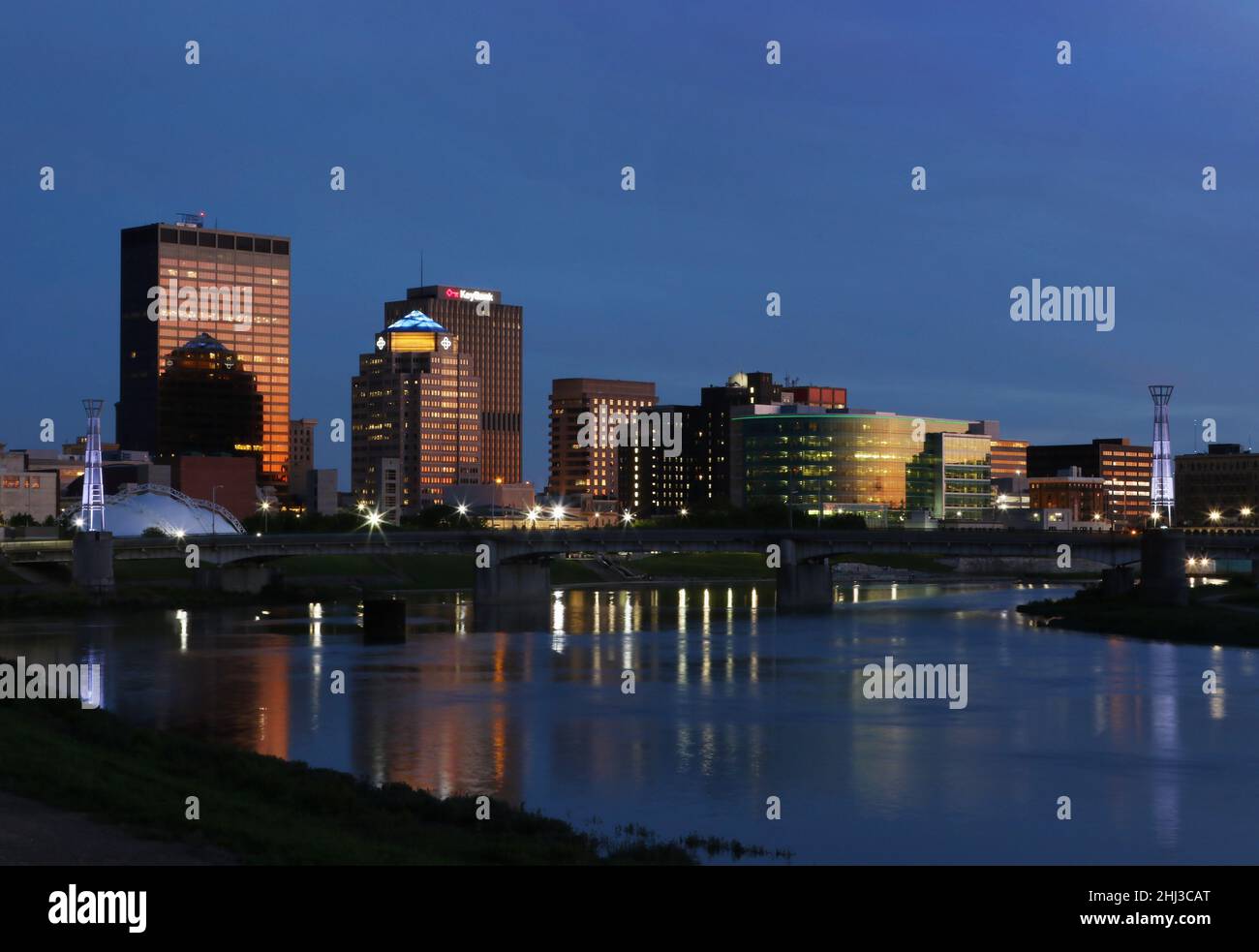 Horizon de Dayton vu le soir depuis le Metropark de Deeds point.Dayton, Ohio, États-Unis. Banque D'Images