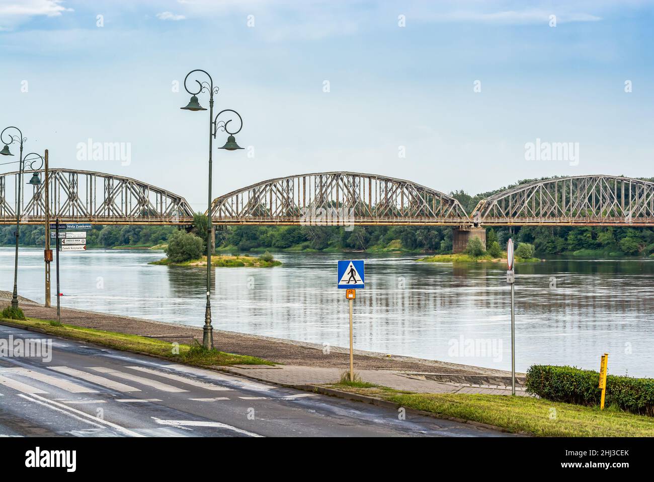 Torun, Pologne - 11 août 2021.Pont de chemin de fer Ernest Malinowski - la plupart kolejowy im.Ernesta Malinowskiego - en été Banque D'Images