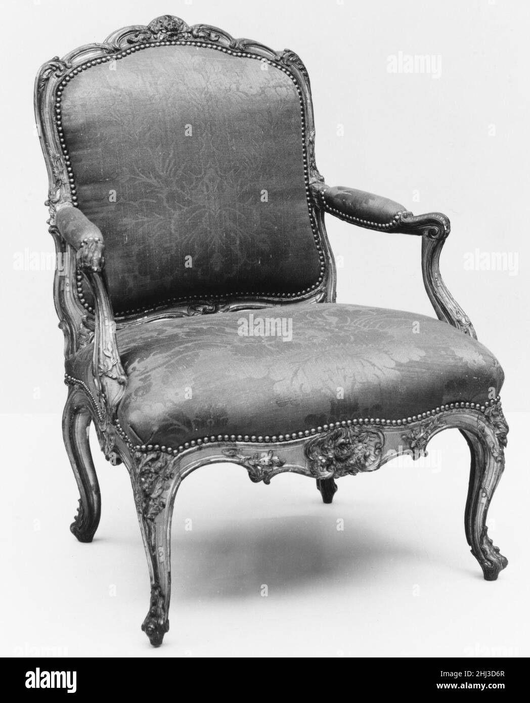Fauteuil ca.1745–50 Louis I Cresson Français.Fauteuil.Français, Paris. CA.1745–50.Bois sculpté et doré, tissus en velours.Meubles en bois Banque D'Images