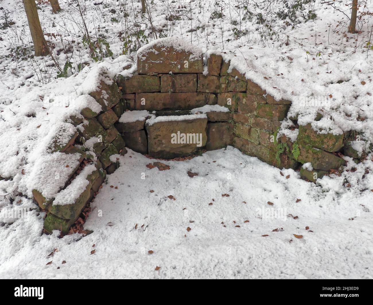 Une vieille fontaine couverte de neige pendant l'hiver à Philosophenweg à Heidelberg en Allemagne. Banque D'Images