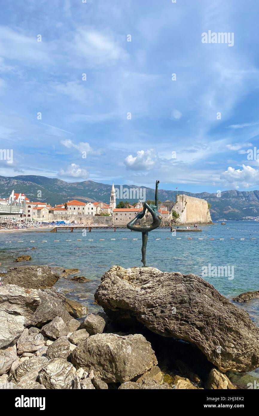Budva, Monténégro - septembre 2021 : vue sur la vieille ville de Budva et la statue de ballerine de la côte Adriatique, saison touristique d'été, plage de mer avec beaucoup Banque D'Images