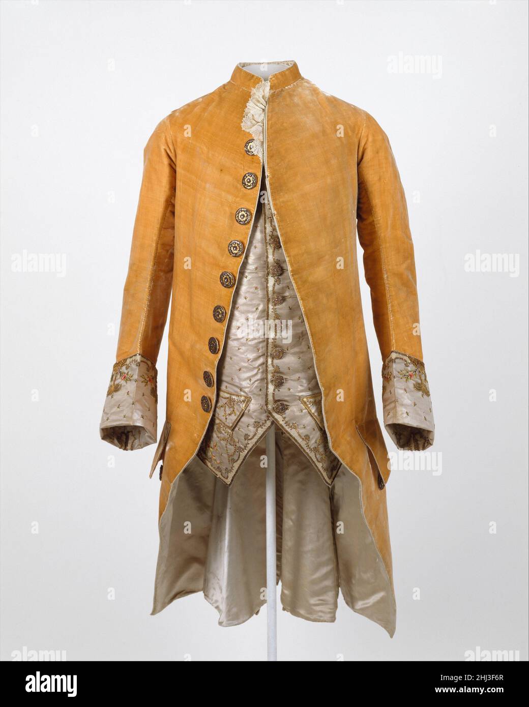 Ensemble env.1765 French ce magnifique manteau est doté de poignets détachables avec broderie assortie à celle du gilet.Peut-être un élément pratique, comme il double l'utilisation de l'ensemble, la caractéristique des poignets amovibles betokens l'intérêt de la tenue pour hommes dans les petits détails.Même aujourd'hui, des caractéristiques telles que les poignets français ou les manches cylindriques définissent les vêtements pour hommes.Ensemble 80404 Banque D'Images