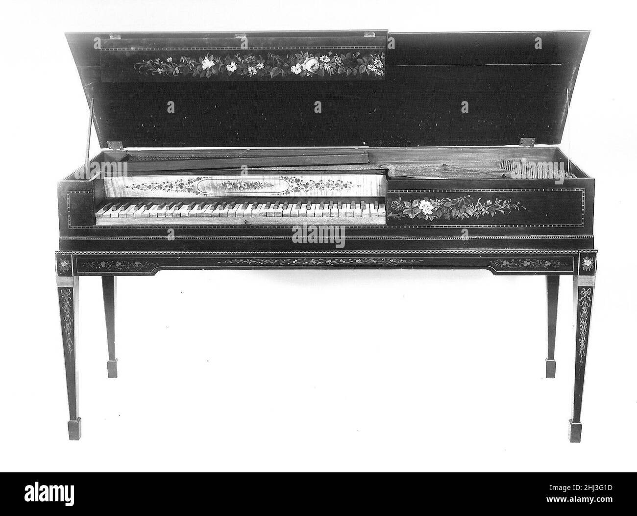 Piano carré 1800 F.S.C.Ce piano par un constructeur inconnu est plutôt typique des instruments anglais construits autour du tournant du XIXe siècle dans sa construction et son mécanisme interne.Plus inhabituel est les incrustations géométriques en bois et les décorations florales peintes à l'avant de l'étui, le logement de clavette, et le stand.Description technique:cas rectangulaire en acajou et de placage en acajou avec bandes ébène et houx et incrustation géométrique, couvercle à bandes croisées;4 pieds coniques droits en acajou avec incrustation de couleur claire sur les bords d'angle, fixés sur un support séparé incrusté pour correspondre à la caisse; pa extérieur Banque D'Images