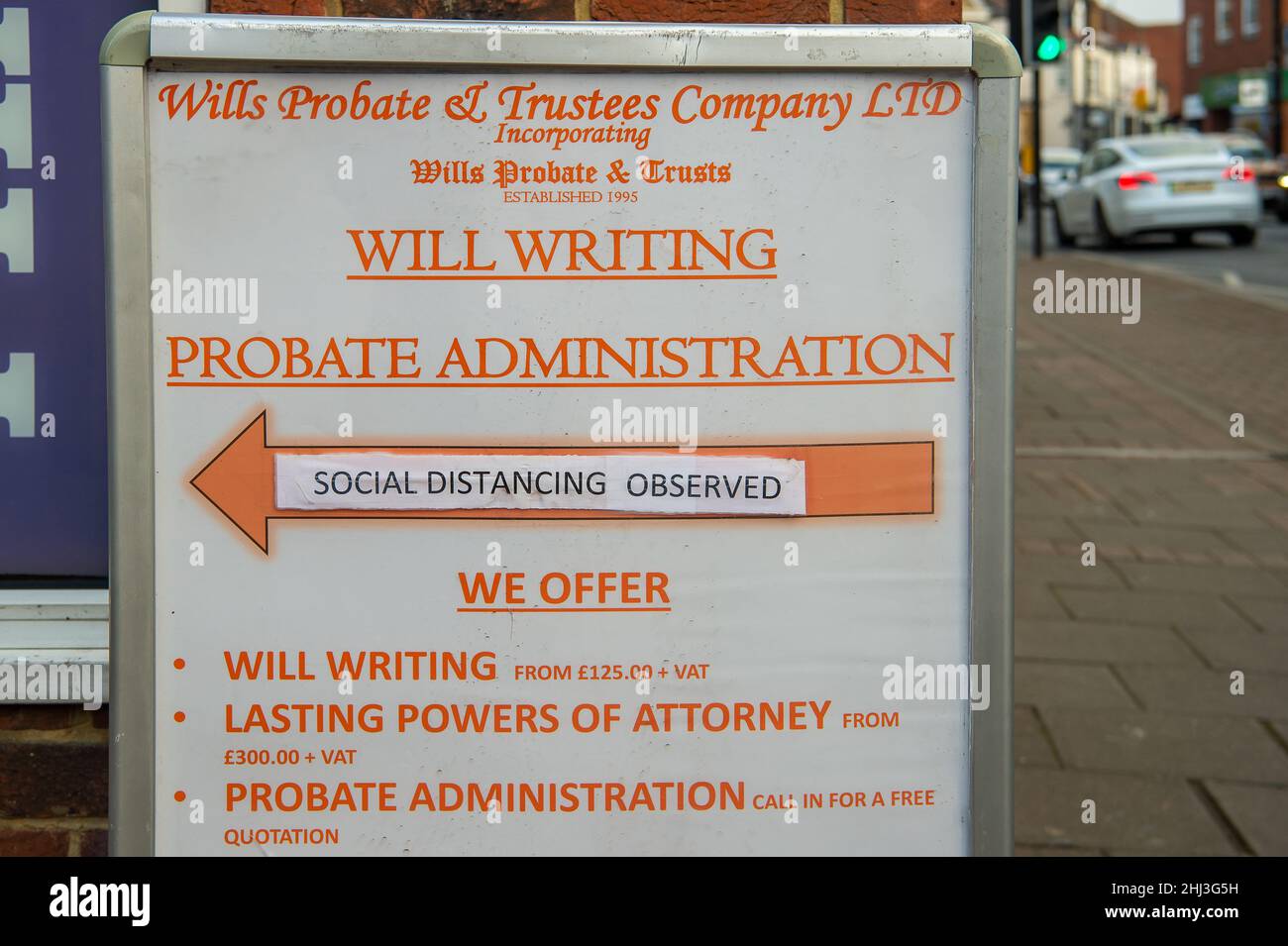 Weybridge, Surrey, Royaume-Uni.26th janvier 2022.Un signe social de distanciation à l'extérieur d'une compagnie d'écriture de volonté.Les mesures Covid-19 sont levées en Angleterre à partir de demain 27th janvier 2022.Crédit : Maureen McLean/Alay Banque D'Images