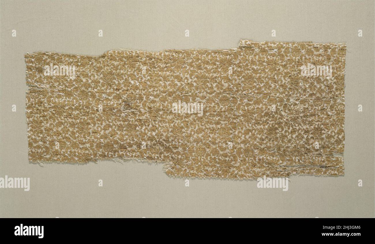 Textile avec motif floral fin 13th–mi-14th siècle Asie centrale les soies d'Asie centrale avec de petits motifs denses en or faisaient partie du commerce international qui a prospéré sous les Mongols, et la plupart des exemples connus survivent dans les trésors religieux européens.Cette pièce faisait partie d'un veston liturgique longtemps associé au Pape Benoît XI (d.1304).Des textiles de ce genre étaient également représentés dans des peintures italiennes, en particulier sienaises, par exemple l'Annonciation de Simone Martini en 1333 (voir Ill.).Textile à motif floral 39726 Banque D'Images