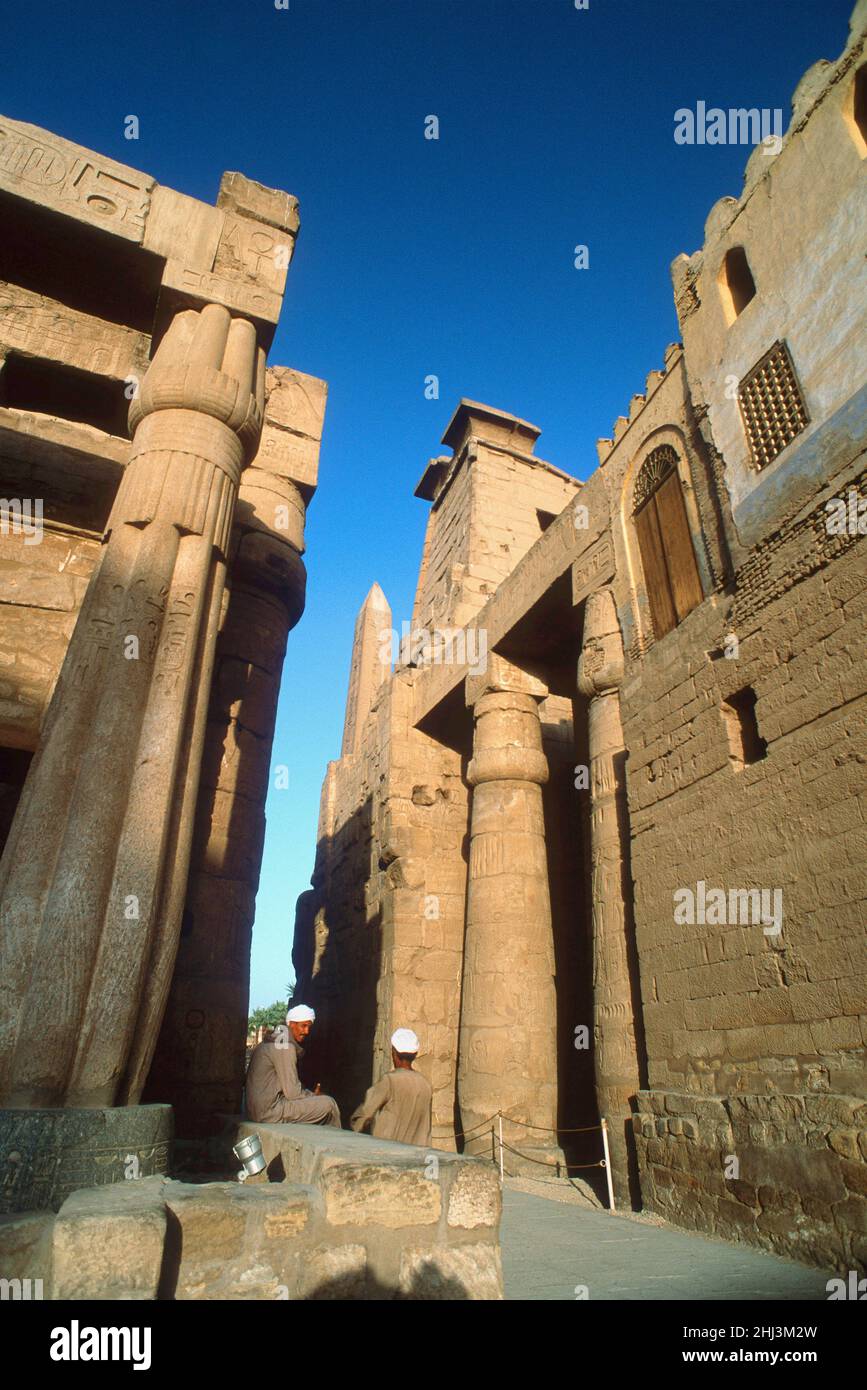 Egyptien hors du Temple de Louxor, Louxor, Égypte Banque D'Images
