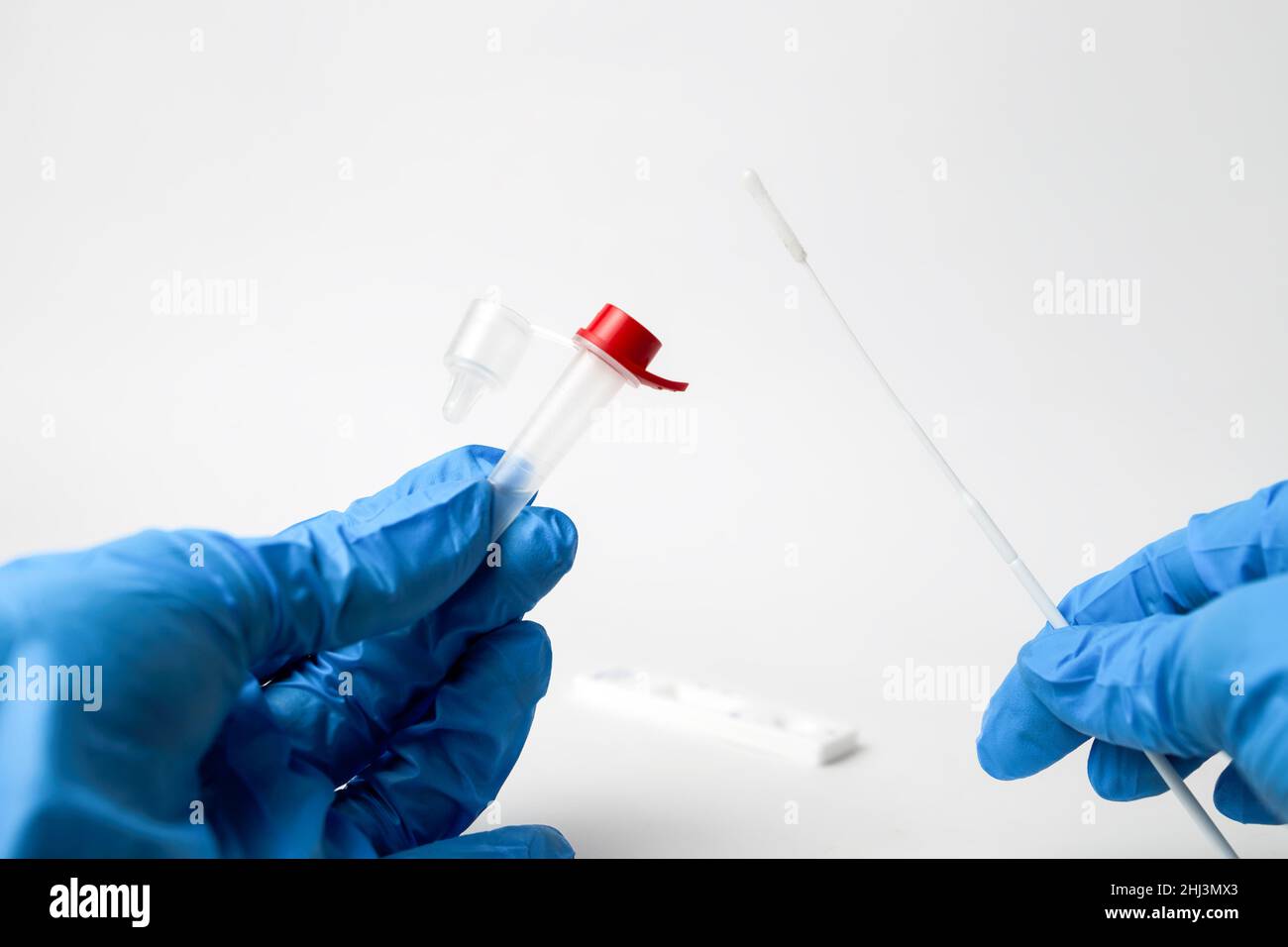 Man réalise une macro de test pcr de l'antigène covid-19.Le test a montré un résultat positif. Banque D'Images