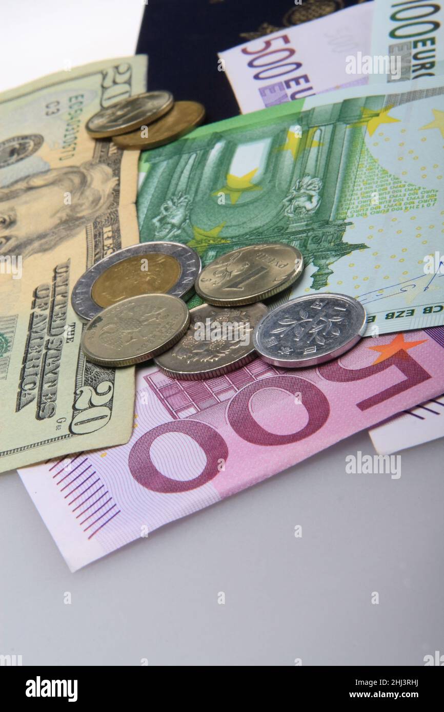 Prêt pour le voyage en Europe, de l'argent sur la table, beaucoup d'euros, passeport, tout ce qu'il faut pour prendre un avion et aller Banque D'Images