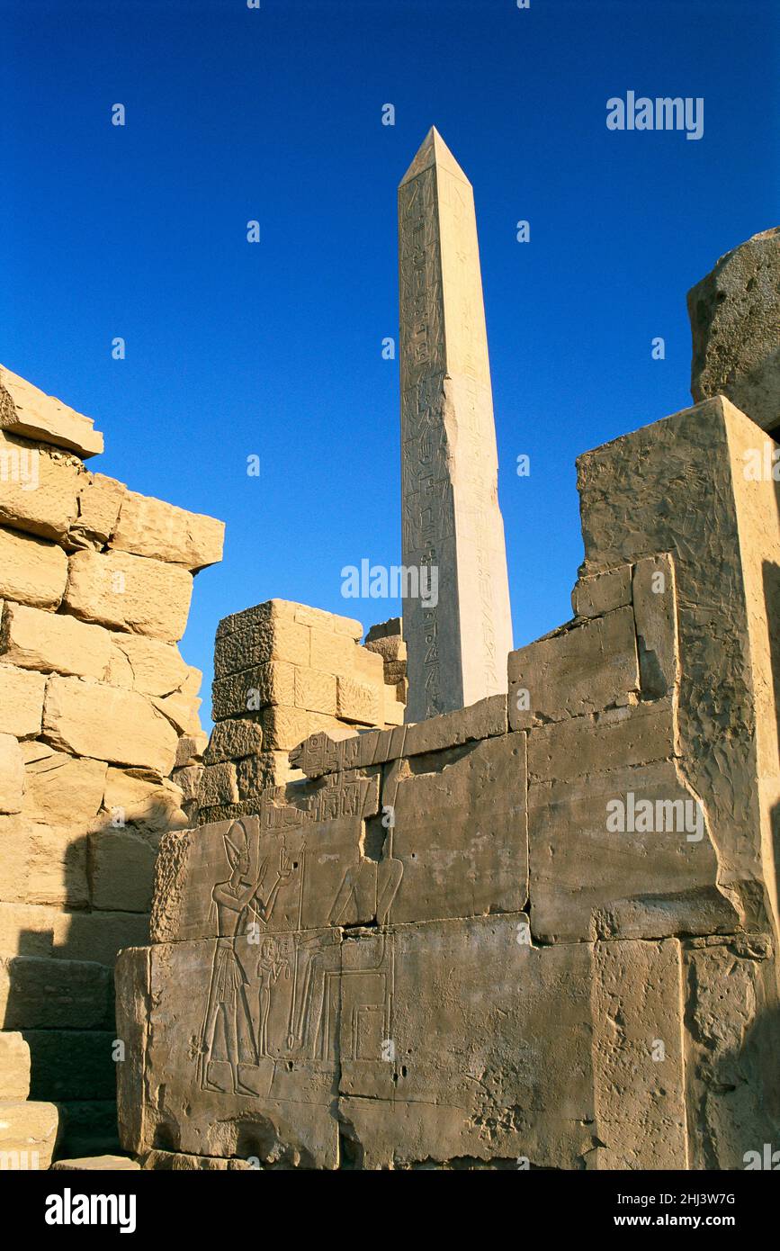 L'Obélisque d'Hatshepsout dans le Grand Temple d'Amun, Karnak, Louxor, Égypte Banque D'Images