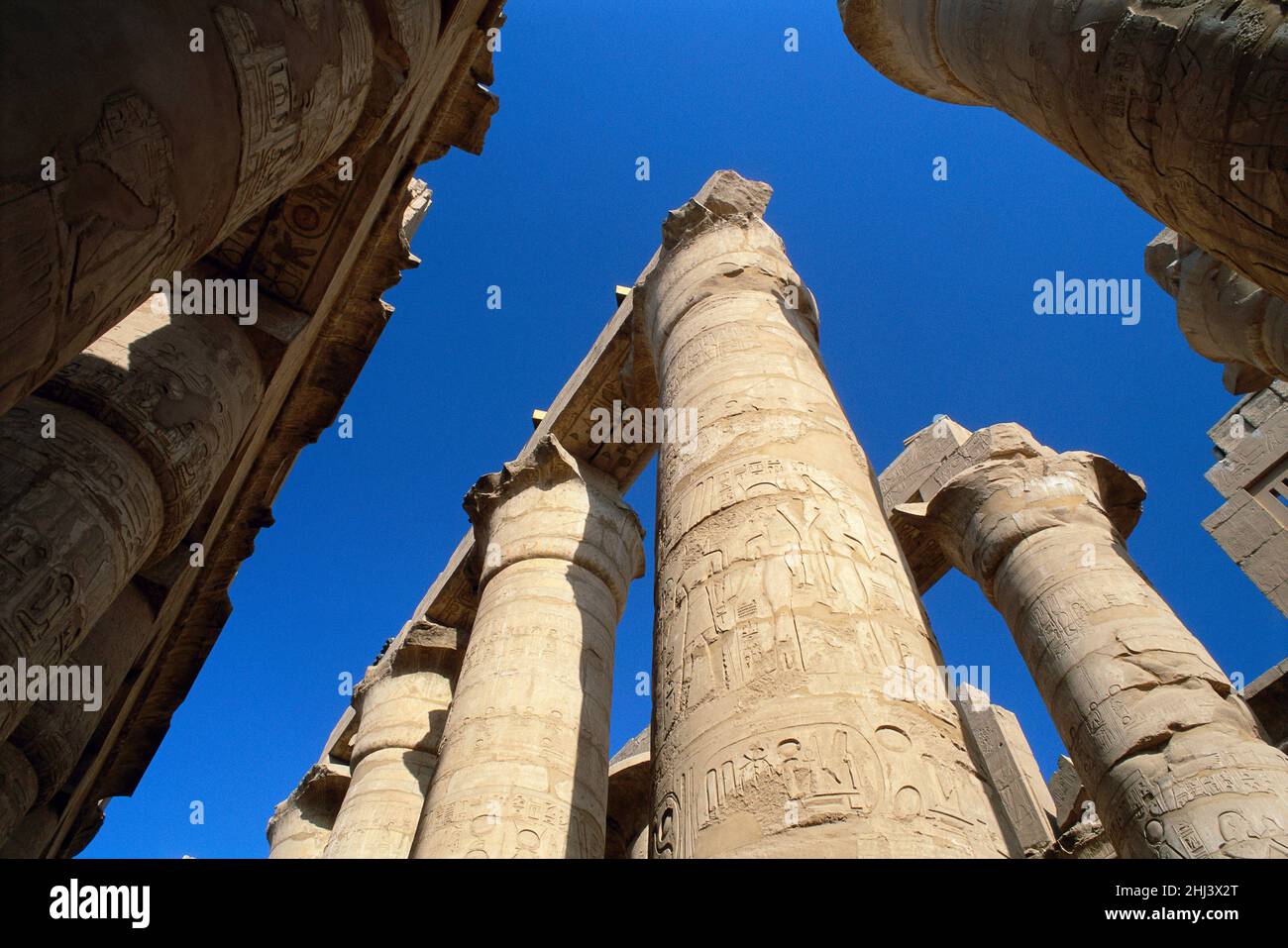 Colonnes à l'intérieur de la Grande salle hypostyle du Grand Temple d'Amun, les temples de Karnak, Louxor, Égypte Banque D'Images
