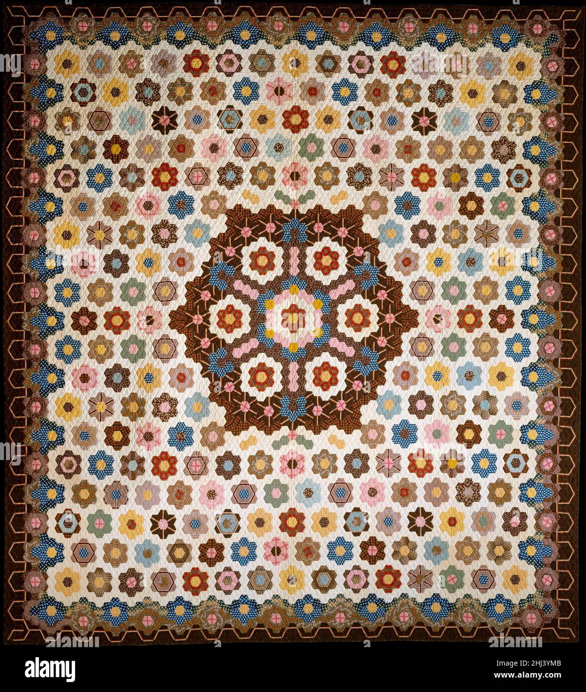 Courtepointe nid d'abeille ca.1830 Elizabeth Van Horne Clarkson l'américaine Elizabeth Van Horne Clarkson a fabriqué cette courtepointe à partir de centaines de petites pièces hexagonales de tissu.C'est la première courtepointe américaine entièrement piquée de la collection du Musée.Bien que les courtepointes pieced soient populaires en Angleterre au XVIIIe siècle, la technique n'a pas été adoptée en Amérique jusqu'au XIXe siècle, car les loisirs ont fait de la courtepointe plus populaire et les petites coton imprimés à motifs ont été moins chers à travailler avec que les chintzes anglais.La courtepointe a été faite dans un modèle connu sous le nom de Honeycomb.Le multicolore lui Banque D'Images