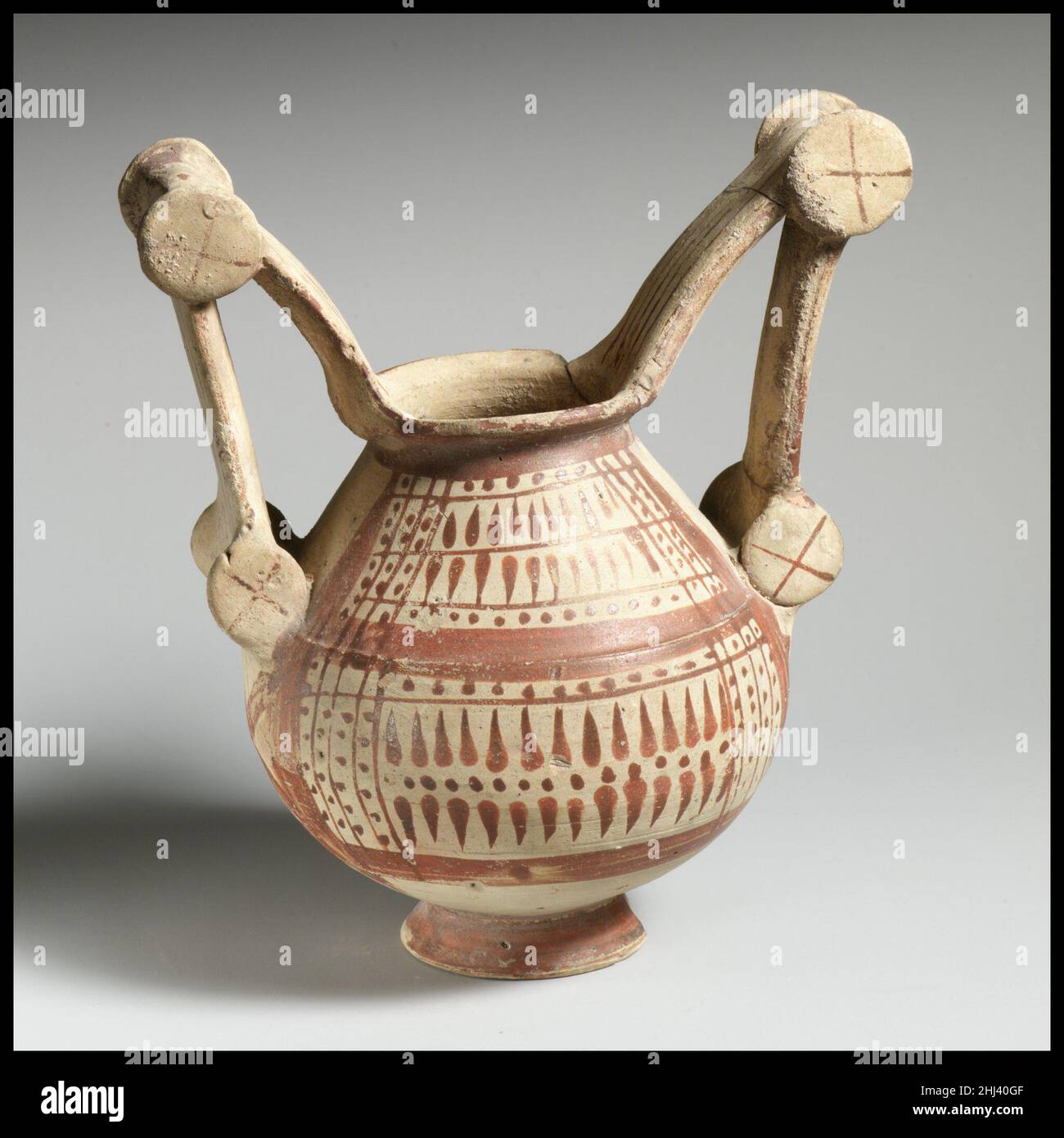 Trozella de terre cuite (bocal à deux manche) 5th siècle C.-B. originaire d'Italie, d'Apulian, de Messapian avec son corps en forme d'oeuf et sa décoration confinée à deux panneaux sur le corps, ce vase représente une variante distincte de trozella.Trozella en terre cuite (bocal à deux manche) 254610 italique indigène, Apulian, Messapian, trozella en terre cuite (bocal à deux manche), 5th Century C.-B., terre cuite, H. 7 5/16 po.(18,6 cm).Metropolitan Museum of Art, New York.Don de Mme Laura W. Andre, 1948 (48.189.2) Banque D'Images