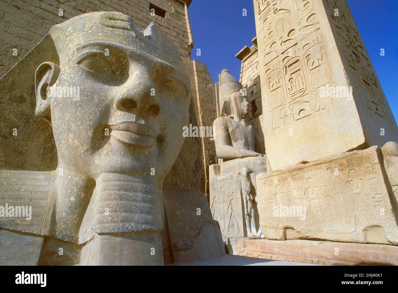 Sphinx et Obélisque à l'entrée du Temple de Louxor, Louxor, Égypte Banque D'Images