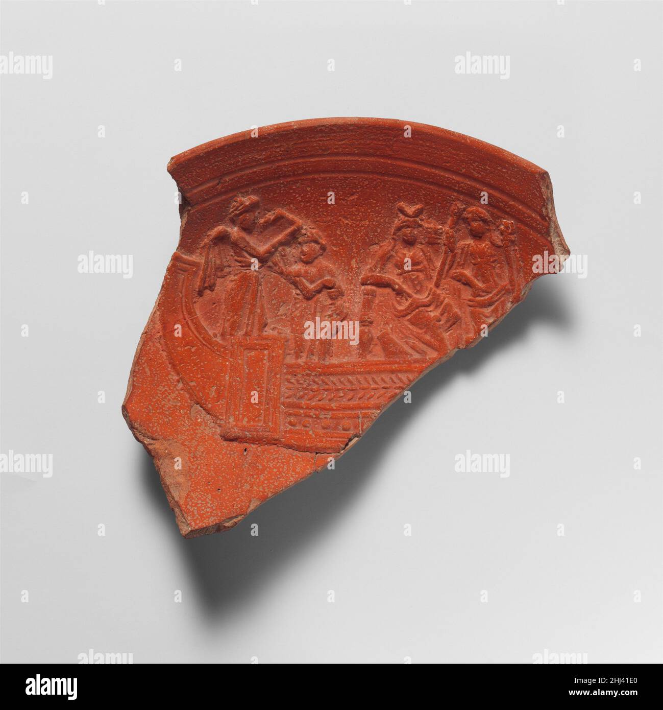 Bol en terre cuite fragment A.D. 350–430 Roman d'autres bols plus complets décorés avec une scène similaire sont connus.L'EI est assis sur un trône d'amidships, flanqué par Demeter tenant une cornucopiae.Dans la poupe du bateau, un cupidon ailé chante à la déesse, et une autre figure l'accompagne probablement sur un instrument de musique.Bol en terre cuite fragment 250383 Roman, bol en terre cuite fragment, A.D. 350?430, terre cuite, largeur 5 1/4in.(13,3cm).Metropolitan Museum of Art, New York.Don de J. Pierpont Morgan, 1917 (17.194.2039) Banque D'Images