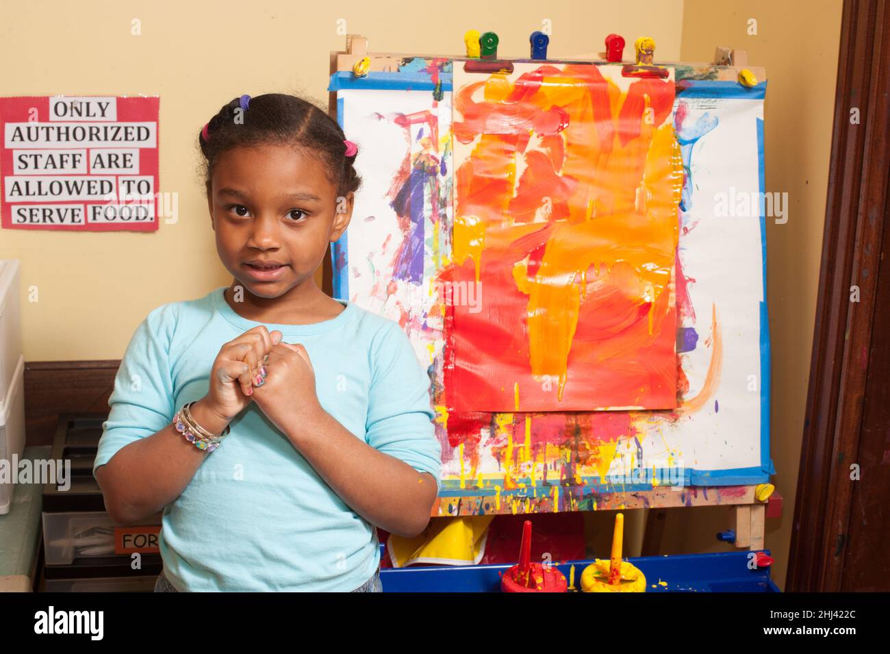 Éducation préscolaire 4-5 ans portrait de fille debout près de chevalet Banque D'Images