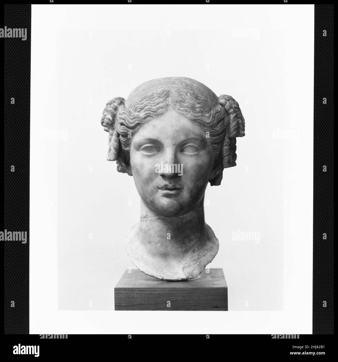 Tête en marbre d'une femme 1st siècle A.D. Roman copie d'une statue hellénistique du 3rd ou 2nd siècle B.C.coiffures avec des boucles de tire-bouchon étaient à la mode en Egypte et Cyrène pendant la période Ptoléméen.Ce chef doit avoir représenté une personne importante, comme plusieurs autres copies sont connues aujourd'hui.Cette copie faisait autrefois partie de la collection d'antiquités formée à Rome au début du XVIIe siècle par le marché Vincenzo Giustiniani.Tête en marbre d'une femme 246985 Banque D'Images