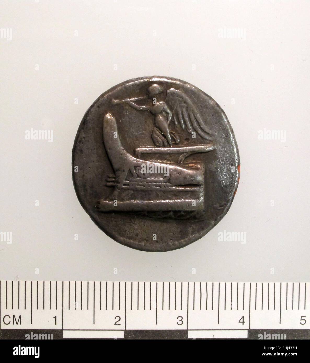 Tetradrachm d'argent de Demetrios Poliorketes 300–294 BC Nike avec trompette sur la prow/Poseidon du navire avec son tridentSalamis, CyprusMint de SalamisHeralded comme "le bésieger des villes" Demetrios J'ai été renommé d'un jeune âge pour les brillantes campagnes navales qu'il a mené contre des dynastes rivales à travers la Méditerranée orientale.Sur cette pièce, Nike se bat sur la proue d'un cuirassé défait le souvenir de son importante victoire navale en 306 av. J.-C. à Salamis, à Chypre, où cette pièce a été lancée.Tétradrachme d'argent de Demetrios Poliorketes 247147 Banque D'Images