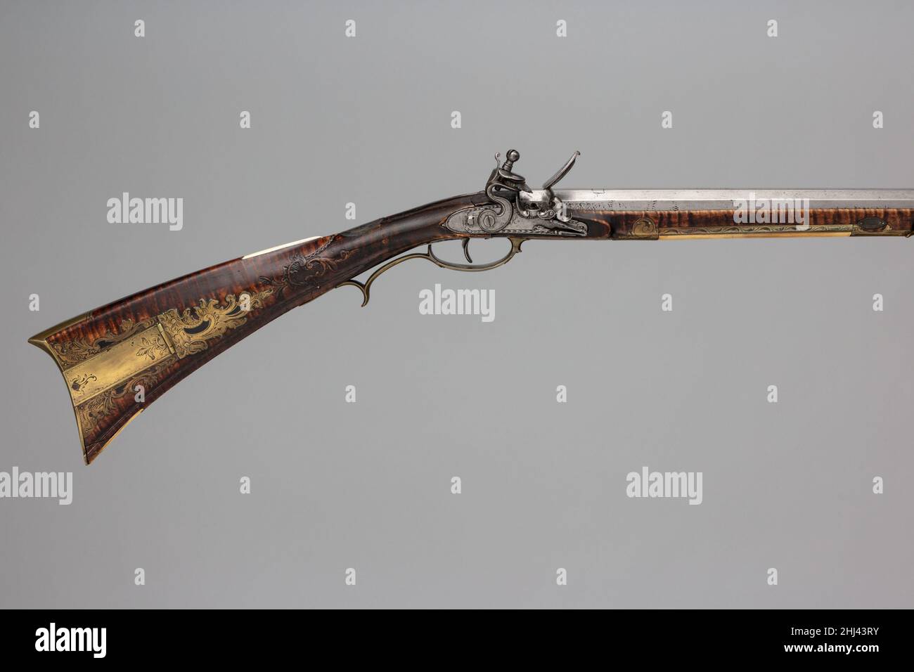 Fusil long en flotlock ca.1810–20 Jacob Kuntz américain Jacob Kuntz se classe parmi les plus artistiquement accomplis et les plus longs fabricants de longrifle américains vivants.Reconnu comme l'un de ses plus beaux fusils, cet exemple se caractérise par son élégante structure de stock ornée de magnifiques montures et sculptures en métal gravées et conçues.Le profil supérieur et inférieur incurvé de la fesse est typique de la région de Lehigh Valley, dans l'est de la Pennsylvanie, où Kuntz a vécu et travaillé avant de s'installer à Philadelphie en 1810.La sculpture témoigne de son confort et de son habileté avec l'orname rococo populaire Banque D'Images