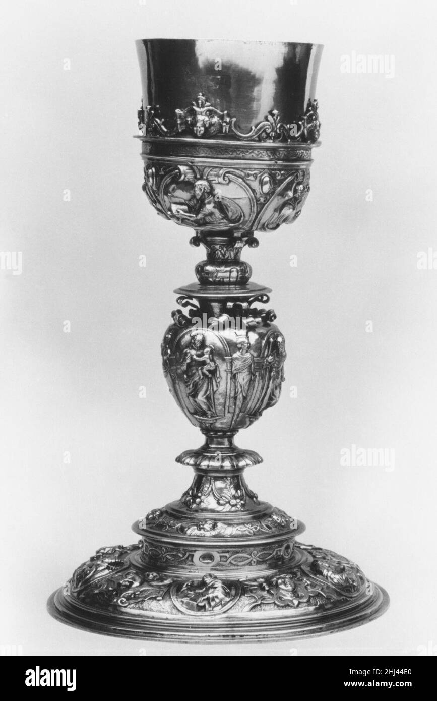 Calice 1569 Espagnol, Córdoba le calice est utilisé pour tenir le vin pendant la célébration de la messe. La marque indique que ce peut être l'oeuvre de Juan Rodriguez de Cabra ou de Juan Rodriguez de Luque, les deux argentèmes dans la seconde moitié du XVIe siècle.Les cartoungs roulés qui entourent la Vierge à l'enfant, les quatre évangélistes et d'autres saints étaient des dispositifs décoratifs maniéristes originaires d'Italie.Chalice 189284 Espagnol, C?rdoba, Chalice, 1569, doré argenté,Hauteur : 11 po(27,9 cm).Metropolitan Museum of Art, New York.Fonds Rogers, 1907 (07,198a) Banque D'Images