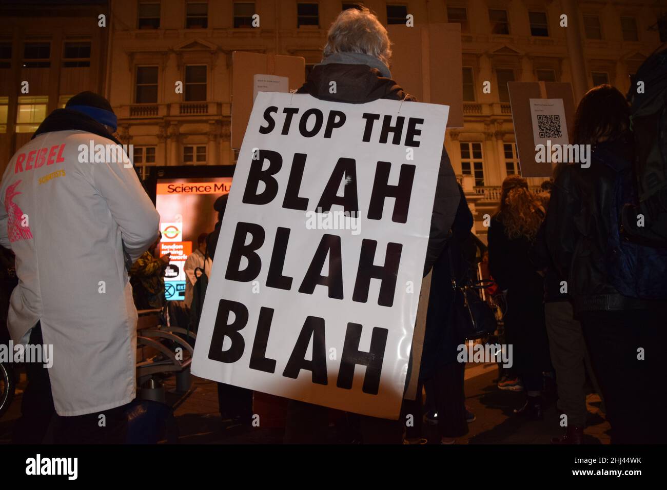 Londres, Royaume-Uni.26th janvier 2022.Un manifestant porte un écriteau « Stop the Blah Blah Blah » pendant la manifestation.des manifestants se sont rassemblés devant le Musée des Sciences de South Kensington, Londres, pour protester contre le parrainage de la galerie « Energy Revolution » du musée par le géant du charbon Adani et pour soutenir les droits des peuples autochtones.Crédit : SOPA Images Limited/Alamy Live News Banque D'Images