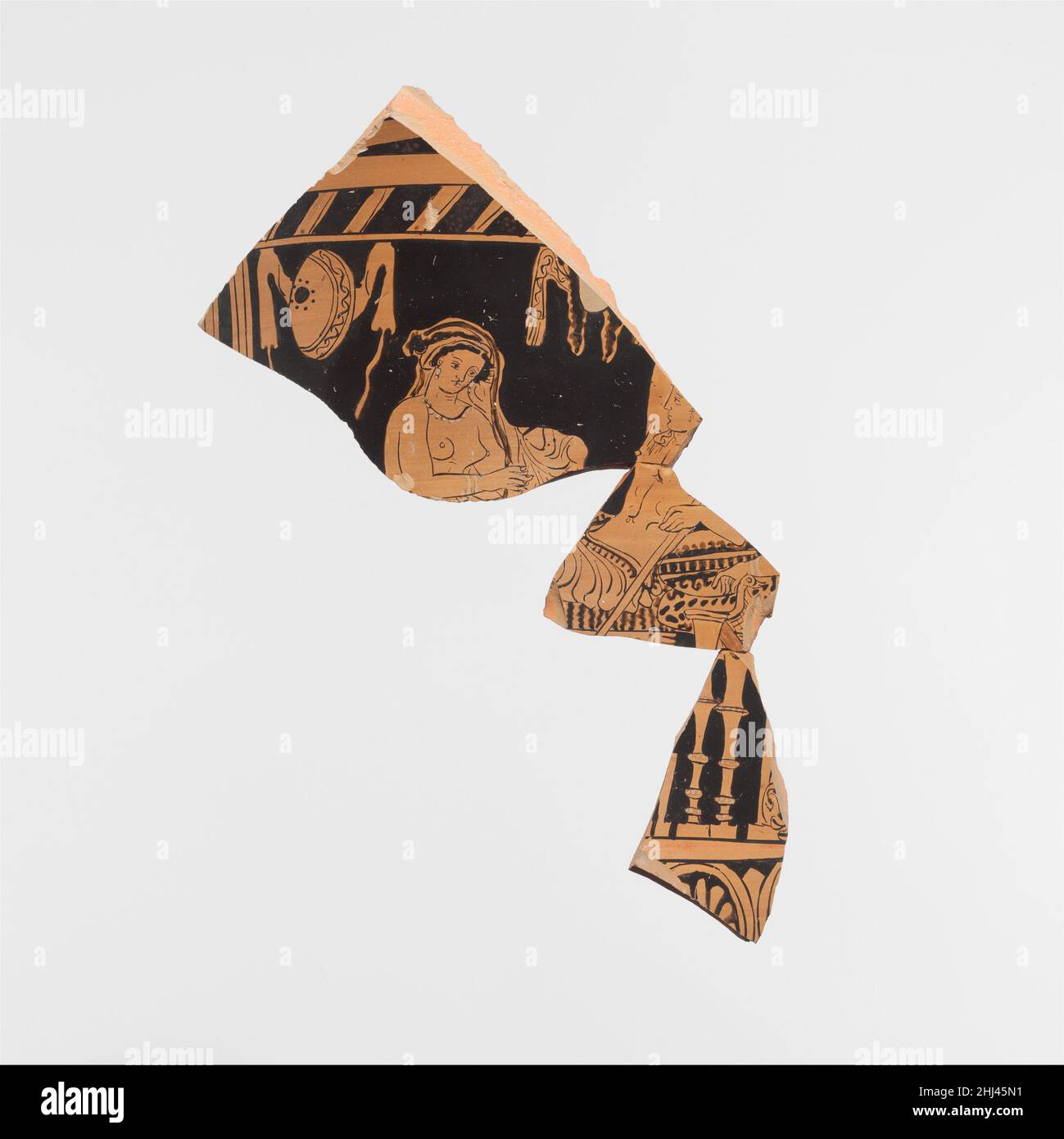 Fragments d'un calice en terre cuite (bol à mélanger) ca.400–360 av. J.-C. très proche dans le style de l'œuvre du Dolon Peintre Obverse, Herakles et BusirisReverse, Dionysos et AriadneDionysos n'était pas seulement le dieu du vin, il était également intimement lié au théâtre ancien.L'inverse dépeint le sujet populaire du roi égyptien Busiris qui se préparait à sacrifier le héros grec Herakles et a été surmonté à la place.La représentation reflète probablement un jeu de satyr.Au dos, Dionysos s'incline sur un canapé avec Ariadne dans un intérieur architectural qui, comme l'inverse, indique a s. Banque D'Images