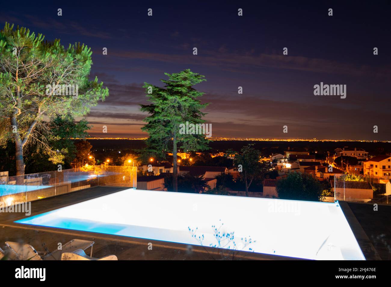 Piscine de nuit, événements de fête, vue sur le paysage de nuit de la ville depuis la piscine d'eau Banque D'Images