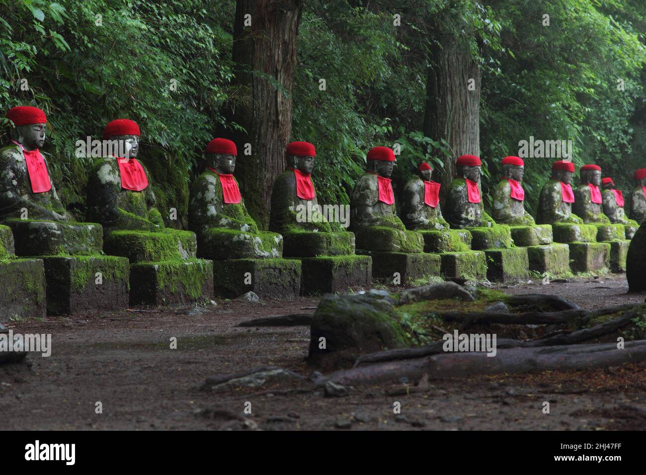 Monument japonais impresif - statues de jizo bouddhiste alignées à Nikko, Japon.La photo est tachée à une longue exposition au crépuscule. Banque D'Images Monument japonais impresif - statues de jizo bouddhiste alignées à Nikko, Japon.La photo est tachée à une longue exposition au crépuscule. Banque D'Images