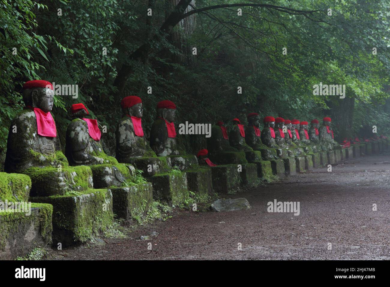 Monument japonais impresif - statues de jizo bouddhiste alignées à Nikko, Japon.La photo est tachée à une longue exposition au crépuscule. Banque D'Images Monument japonais impresif - statues de jizo bouddhiste alignées à Nikko, Japon.La photo est tachée à une longue exposition au crépuscule. Banque D'Images